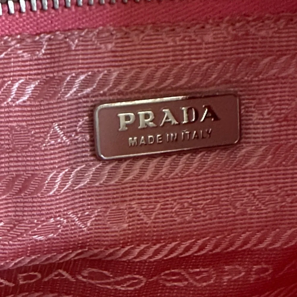 Vintage 100% authentic Prada nylon hobo bag. In good condition - Picture 9 of 9